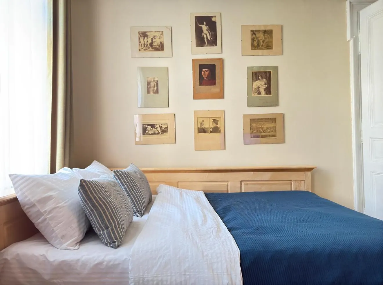 Aesthetic Apartment Near Main Square contacts